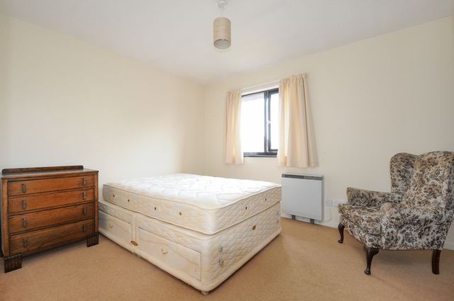  Image of 1 bedroom Flat for sale in Linacre Close Didcot OX11 at Linacre Close  Didcot, OX11 9RG