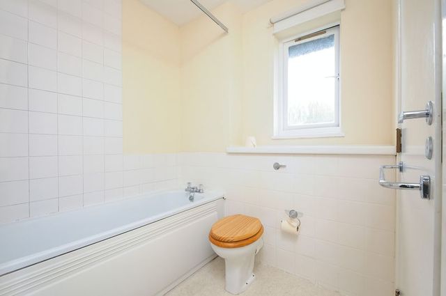  Image of 1 bedroom Flat for sale in Linacre Close Didcot OX11 at Linacre Close  Didcot, OX11 9RG