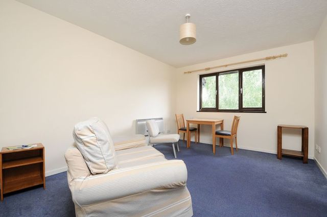  Image of 1 bedroom Flat for sale in Linacre Close Didcot OX11 at Linacre Close  Didcot, OX11 9RG