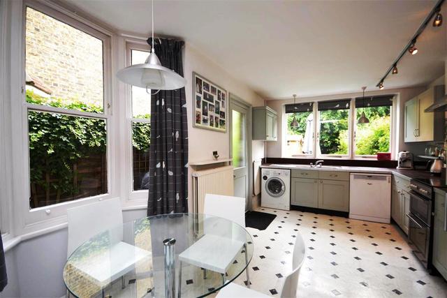  Image of 5 bedroom Property to rent in Lincoln Road London N2 at East Finchley, N2 9DJ