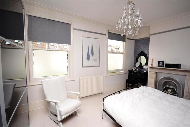  Image of 5 bedroom Property to rent in Lincoln Road London N2 at East Finchley, N2 9DJ