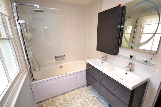  Image of 5 bedroom Property to rent in Lincoln Road London N2 at East Finchley, N2 9DJ