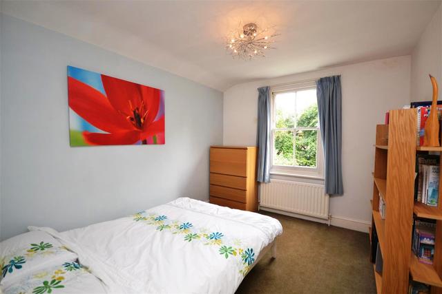  Image of 5 bedroom Property to rent in Lincoln Road London N2 at East Finchley, N2 9DJ