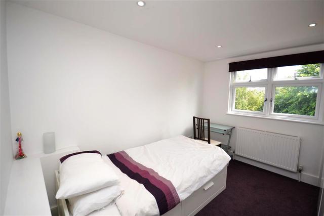  Image of 5 bedroom Property to rent in Lincoln Road London N2 at East Finchley, N2 9DJ