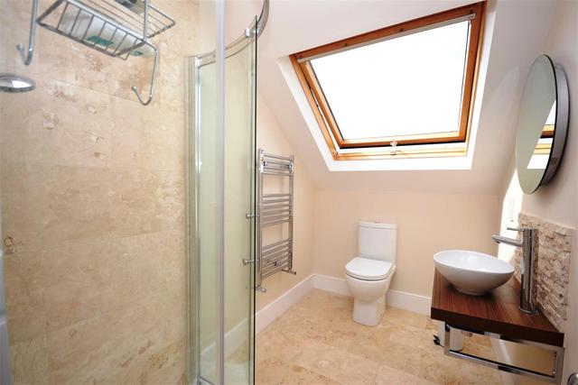  Image of 5 bedroom Property to rent in Lincoln Road London N2 at East Finchley, N2 9DJ