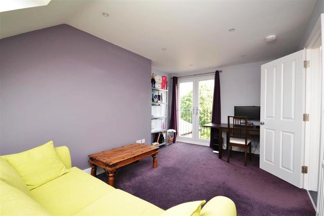  Image of 5 bedroom Property to rent in Lincoln Road London N2 at East Finchley, N2 9DJ