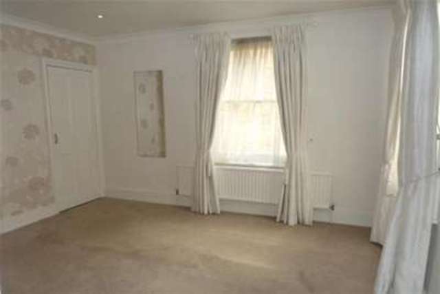  Image of 1 bedroom Maisonette to rent in Little Roke Avenue Kenley CR8 at Kenley, CR8 5NN