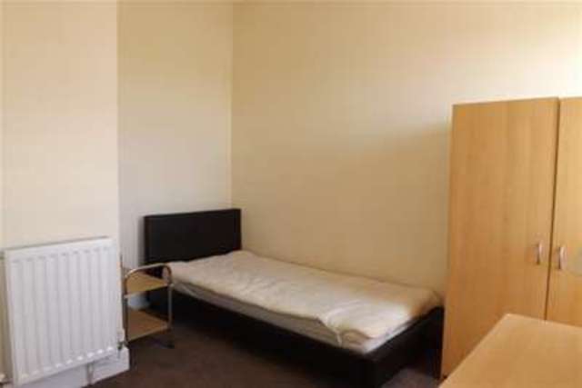  Image of 4 bedroom Flat to rent in Mannamead Road Mutley Plymouth PL4 at Plymouth, PL4 7AF