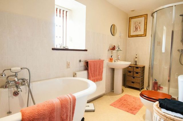  Image of 5 bedroom Detached house for sale in Manor Court Rushden NN10 at Manor Court  Rushden, NN10 0NN