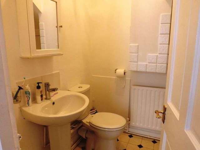  Image of 1 bedroom Flat to rent in Marine Parade Worthing BN11 at Marine Parade  Worthing, BN11 3QE