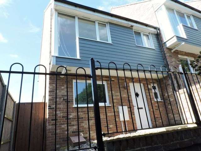 Image of 3 bedroom Terraced house to rent in Martin