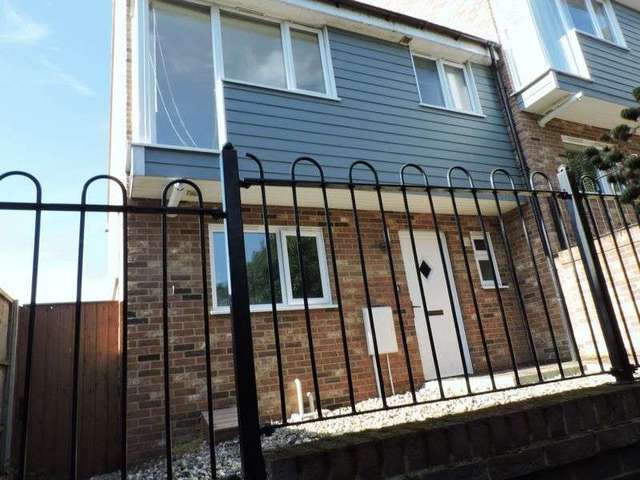  Image of 3 bedroom Terraced house to rent in Martin