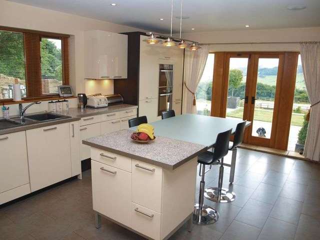  Image of 4 bedroom Detached house to rent in Wadsworth Hebden Bridge HX7 at Burlees Lane Wadsworth Hebden Bridge, HX7 8PH