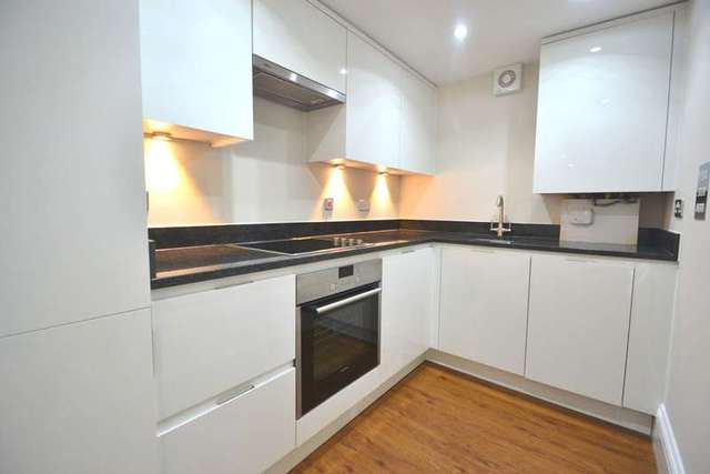  Image of 2 bedroom Flat to rent in Oak Hill Surbiton KT6 at Surbiton Surrey, KT6 6DY