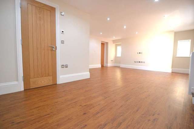  Image of 2 bedroom Flat to rent in Oak Hill Surbiton KT6 at Surbiton Surrey, KT6 6DY