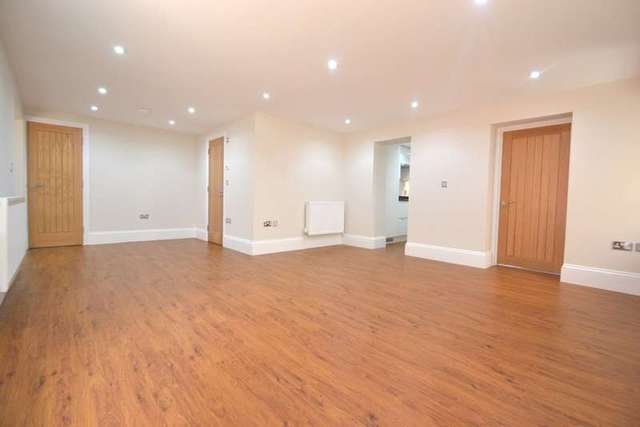  Image of 2 bedroom Flat to rent in Oak Hill Surbiton KT6 at Surbiton Surrey, KT6 6DY