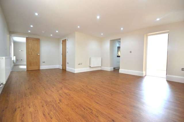  Image of 2 bedroom Flat to rent in Oak Hill Surbiton KT6 at Surbiton Surrey, KT6 6DY