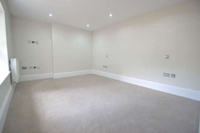  Image of 2 bedroom Flat to rent in Oak Hill Surbiton KT6 at Surbiton Surrey, KT6 6DY
