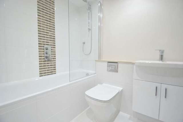  Image of 2 bedroom Flat to rent in Oak Hill Surbiton KT6 at Surbiton Surrey, KT6 6DY