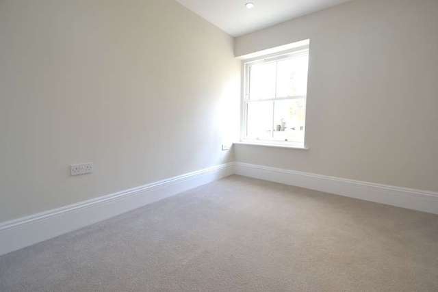  Image of 2 bedroom Flat to rent in Oak Hill Surbiton KT6 at Surbiton Surrey, KT6 6DY