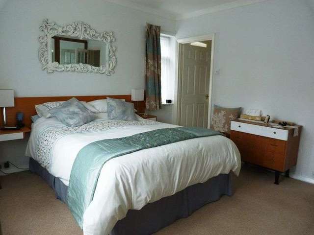  Image of 3 bedroom Detached house for sale in Keston Avenue Coulsdon CR5 at Keston Avenue  Old Coulsdon, CR5 1HP