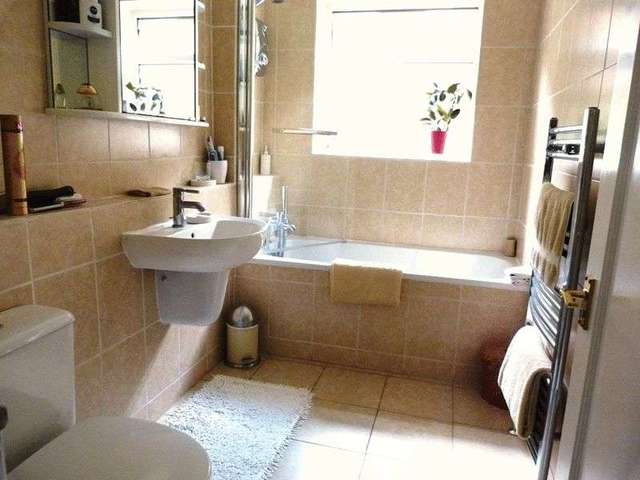  Image of 3 bedroom Detached house for sale in Keston Avenue Coulsdon CR5 at Keston Avenue  Old Coulsdon, CR5 1HP