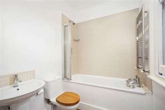 Image of 2 bedroom Flat to rent in Old York Road London SW18 at London, SW18 1SS