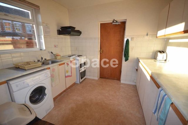  Image of 1 bedroom House Share to rent in Palmer Park Avenue Earley Reading RG6 at Palmer Park Ave Earley Reading, RG6 1DP