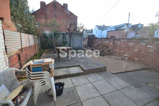  Image of 1 bedroom House Share to rent in Palmer Park Avenue Earley Reading RG6 at Palmer Park Ave Earley Reading, RG6 1DP