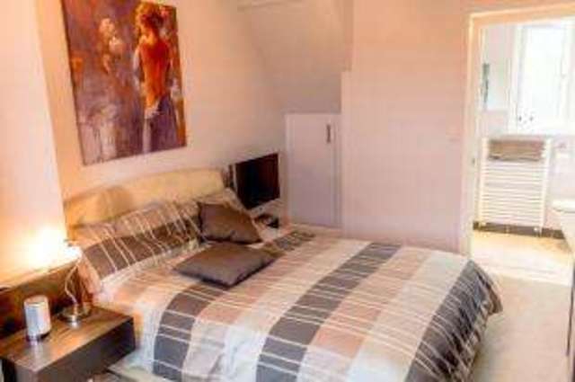  Image of 3 bedroom Bungalow for sale in Woodlands Avenue Rayleigh SS6 at Rayleigh Essex Weir, SS6 7RD