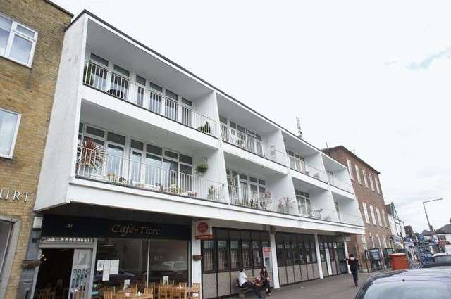  Image of 2 bedroom Flat to rent in Rectory Grove Leigh-on-Sea SS9 at Rectory Grove  Leigh-On-Sea, SS9 2HQ