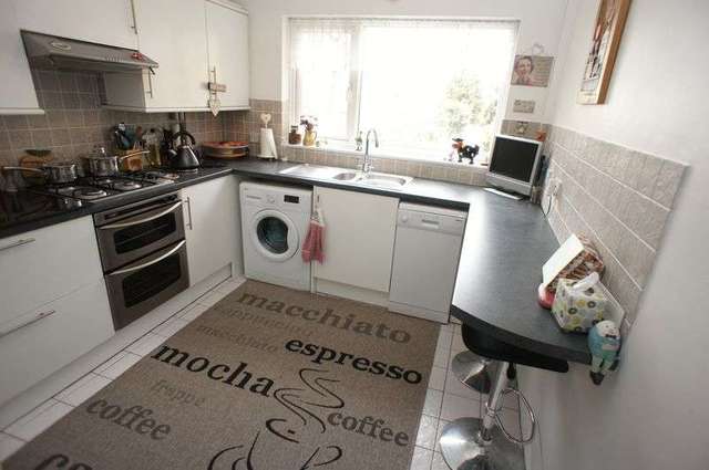 Image of 2 bedroom Flat to rent in Rectory Grove Leigh-on-Sea SS9 at Rectory Grove  Leigh-On-Sea, SS9 2HQ