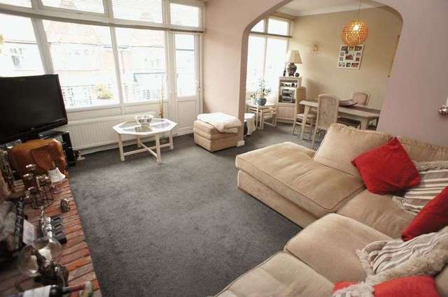  Image of 2 bedroom Flat to rent in Rectory Grove Leigh-on-Sea SS9 at Rectory Grove  Leigh-On-Sea, SS9 2HQ