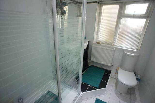  Image of 2 bedroom Flat to rent in Rectory Grove Leigh-on-Sea SS9 at Rectory Grove  Leigh-On-Sea, SS9 2HQ