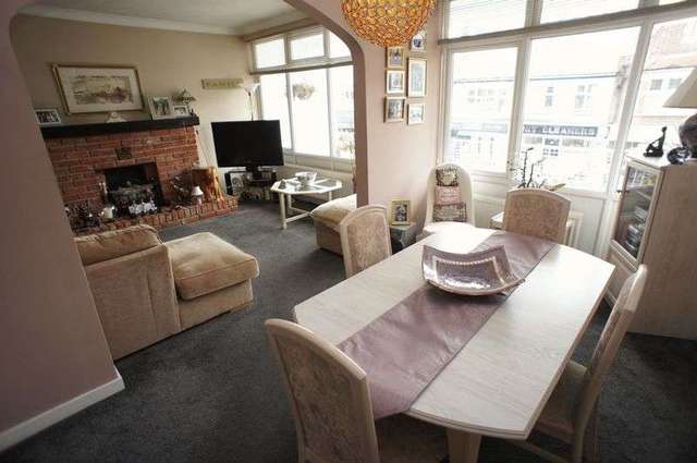  Image of 2 bedroom Flat to rent in Rectory Grove Leigh-on-Sea SS9 at Rectory Grove  Leigh-On-Sea, SS9 2HQ