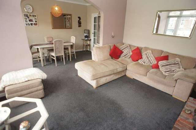  Image of 2 bedroom Flat to rent in Rectory Grove Leigh-on-Sea SS9 at Rectory Grove  Leigh-On-Sea, SS9 2HQ