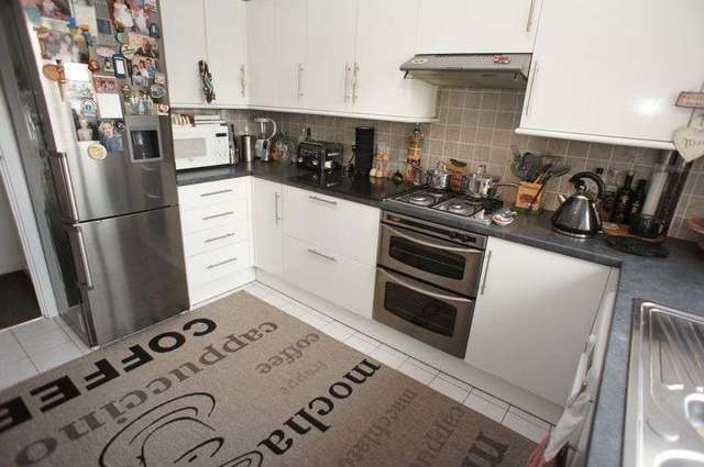  Image of 2 bedroom Flat to rent in Rectory Grove Leigh-on-Sea SS9 at Rectory Grove  Leigh-On-Sea, SS9 2HQ