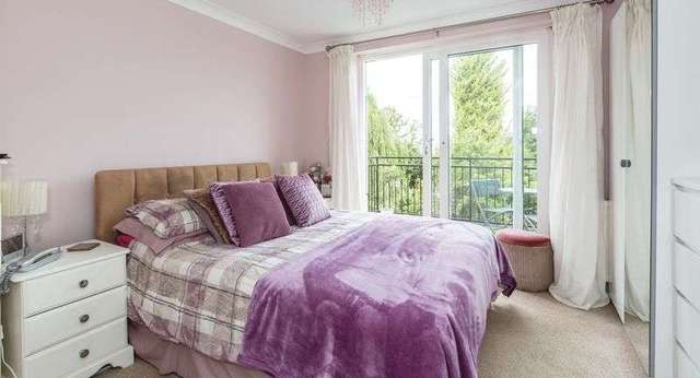  Image of 5 bedroom Detached house for sale in Riverview Gardens Hullbridge Hockley SS5 at 32 Riverview Gardens Hullbridge Hockley, SS5 6LS