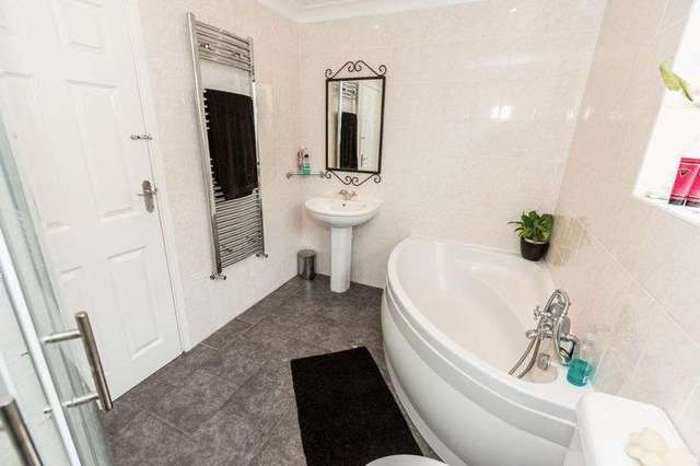  Image of 5 bedroom Detached house for sale in Riverview Gardens Hullbridge Hockley SS5 at 32 Riverview Gardens Hullbridge Hockley, SS5 6LS