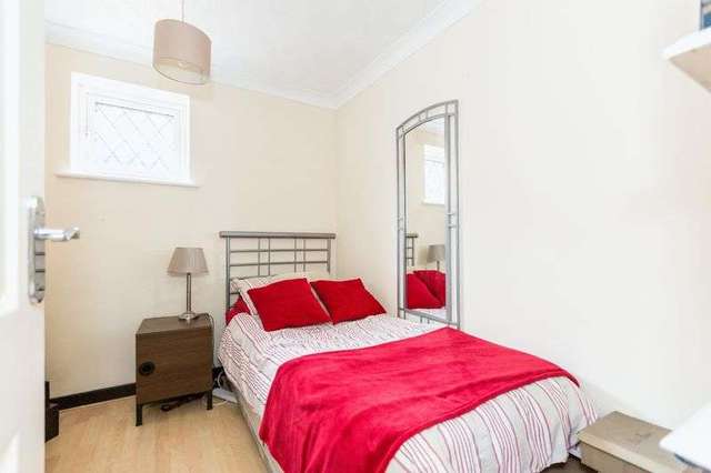  Image of 5 bedroom Detached house for sale in Riverview Gardens Hullbridge Hockley SS5 at 32 Riverview Gardens Hullbridge Hockley, SS5 6LS