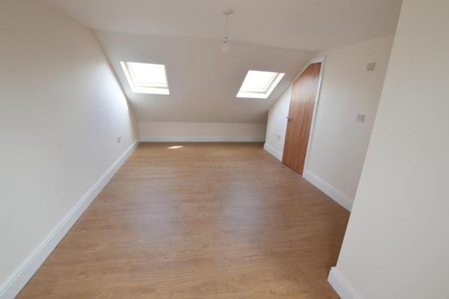 Image of 3 bedroom Apartment to rent in Rutland Gardens London N4 at London, N4 1JP