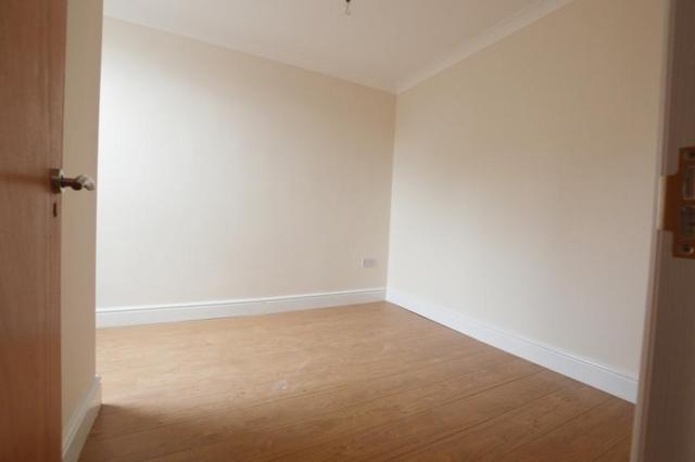  Image of 3 bedroom Apartment to rent in Rutland Gardens London N4 at London, N4 1JP