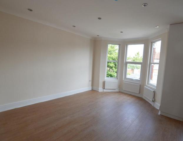  Image of 3 bedroom Apartment to rent in Rutland Gardens London N4 at London, N4 1JP