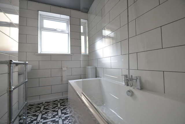  Image of 3 bedroom Flat to rent in Selsdon Road London E13 at Upton Park  Newham, E13 9BZ