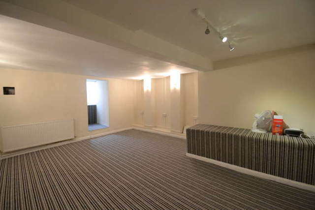  Image of 3 bedroom Flat to rent in Selsdon Road London E13 at Upton Park  Newham, E13 9BZ