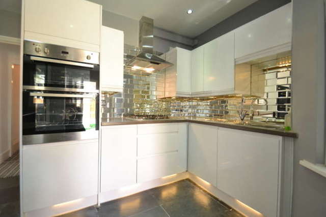  Image of 3 bedroom Flat to rent in Selsdon Road London E13 at Upton Park  Newham, E13 9BZ