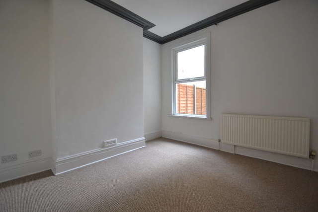  Image of 3 bedroom Flat to rent in Selsdon Road London E13 at Upton Park  Newham, E13 9BZ