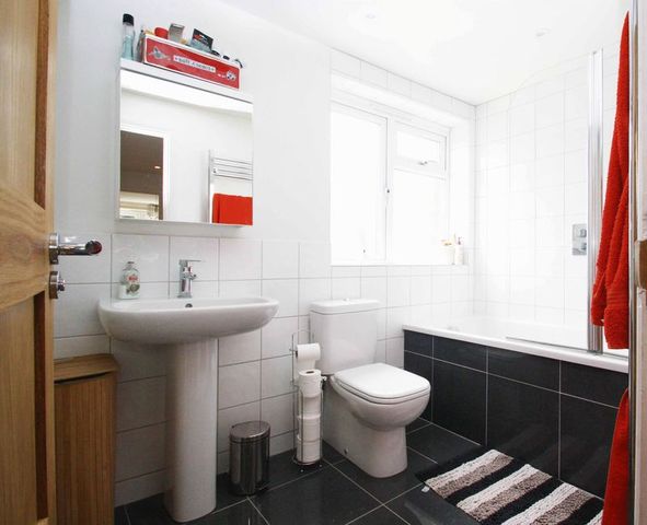  Image of 4 bedroom Detached house to rent in Lower Farm Close Shabbington Aylesbury HP18 at Lower Farm Close Shabbington Aylesbury, HP18 9HG