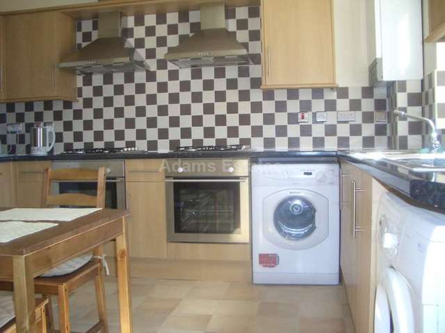  Image of 6 bedroom House Share to rent in Grange Avenue Earley Reading RG6 at Grange Avenue  Reading, RG6 1DL
