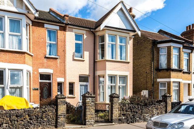 Image of 3 bedroom Terraced house for sale in South Avenue Southend-on-Sea SS2 at South Avenue  Southend-On-Sea, SS2 5JA